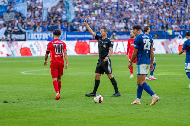 Noah Darvich (SV Elversberg, 10) bekommt von Robin Braun (Schiedsrichter) die gelbe Karte FC Schalke 04 vs. SV Elversberg, Fussball, Bundesliga, 4.Spieltag, Saison 2026 27, 20.09.2026, DFL REGULATIONS PROHIBIT ANY USE OF PHOTOGRAPHS AS IMAGE SEQUENCES AND OR QUASI-VIDEO, FC Schalke 04 vs. SV Elversberg, Fussball, Bundesliga, 4.Spieltag, Saison 2026 27, 20.09.2026 Gelsenkirchen Copyright: xEibner-Pressefoto LukasxBaldygax EP_LBA