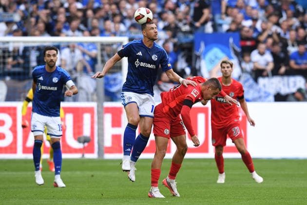 Fußball 1. Bundesliga 4. Spieltag FC Schalke 04 - SV Elversberg am 20.09.2026 in der Veltins Arena in Gelsenkirchen Edin Dzeko ( Schalke ), links - Lukas Pinckert ( Elversberg ), rechts DFL regulations prohibit any use of photographs as image sequences and or quasi-video.