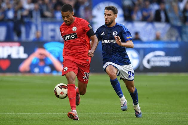 Fußball 1. Bundesliga 4. Spieltag FC Schalke 04 - SV Elversberg am 20.09.2026 in der Veltins Arena in Gelsenkirchen Jan Gyanmerah ( Elversberg ), links - Adil Aouchiche ( Schalke ), rechts DFL regulations prohibit any use of photographs as image sequences and or quasi-video.