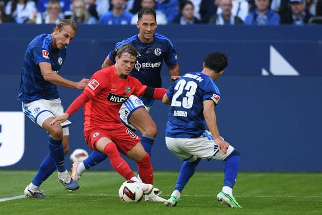 Fußball 1. Bundesliga 4. Spieltag FC Schalke 04 - SV Elversberg am 20.09.2026 in der Veltins Arena in Gelsenkirchen William Cole Campbell ( Elversberg ), links - Soufiane El-Faouzi ( Schalke ), rechts DFL regulations prohibit any use of photographs as image sequences and or quasi-video.