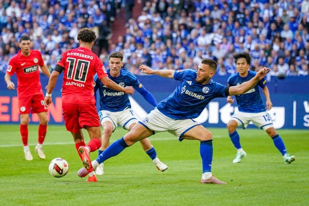 Deutschland: Fussball Bundesliga 2026 - 2027, 4. Spieltag - FC Schalke 04 vs SV Elversberg - Veltins-Arena (Gelsenkirchen): Hasan Kurucay (FC Schalke 04, 4) und Noah Darvich (SV Elversberg, 10) im Zweikampf Copyright: xJOERANxSTEINSIEKx