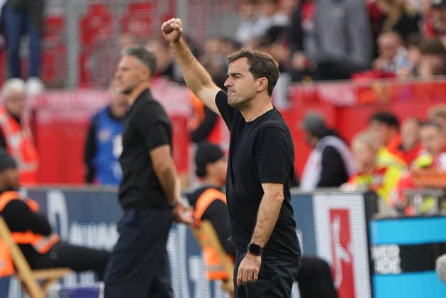 Leverkusen Fussball, 1.BL saison 2026 2027 Bayer 04 Leverkusen vs RB Leipzig, 20.09.2026, Bayarena Leverkusen Carles Martinez Trainer Bayer 04 Leverkusen jubelt Aktion, Einzelbild