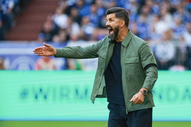 1. Bundesliga - FC Schalke 04 - SV Elversberg am 20.09.2026 in der Veltins-Arena auf Schalke Trainer Miron Muslic (Schalke) gibt lautstark Anweisungen