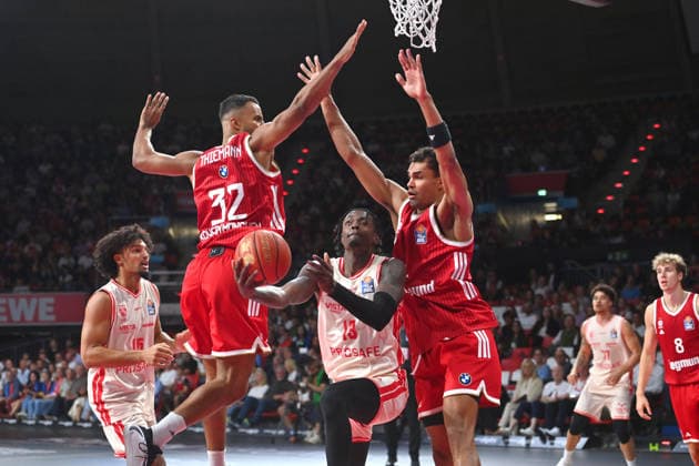 v.li:Johannes THIEMANN (FCB), Trevon SCOTT (BA), Johannes THIEMANN (FCB). Aktion,Zweikampf. Basketball BBL,Saison 2026 2027 FC Bayern Muenchen-Bamberg Baskets am 20.09.2026, BMW Park