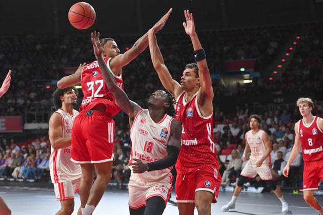 v.li:Johannes THIEMANN (FCB), Trevon SCOTT (BA), Johannes THIEMANN (FCB). Aktion,Zweikampf. Basketball BBL,Saison 2026 2027 FC Bayern Muenchen-Bamberg Baskets am 20.09.2026, BMW Park