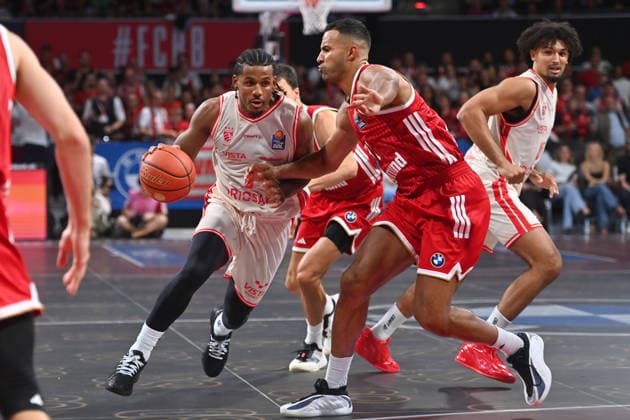 Jordan WRIGHT (BA), Aktion,Zweikampf gegen re:Johannes THIEMANN (FCB). Basketball BBL,Saison 2026 2027 FC Bayern Muenchen-Bamberg Baskets am 20.09.2026, BMW Park