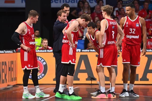 Trainer Svetislav PESIC (FCB) spricht zu seinen Speielrn,Gestik,gibt Anweisungen. Basketball BBL,Saison 2026 2027 FC Bayern Muenchen-Bamberg Baskets am 20.09.2026, BMW Park
