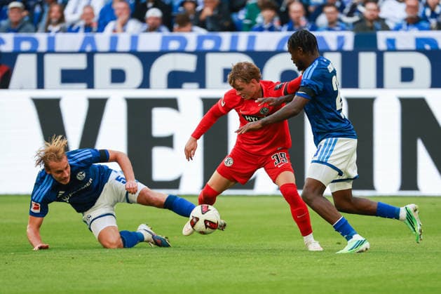 1. Bundesliga - FC Schalke 04 - SV Elversberg am 20.09.2026 in der Veltins-Arena auf Schalke Cole Campbell (Elversberg 39) gegen Timo Becker (Schalke 5) und Junior Dina Ebimbe (Schalke 29)