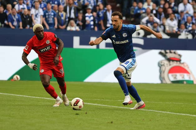 David Mokwa (SV 07 Elversberg) und Kenan Karaman (FC Schalke 04) beim Spiel der 1. Bundesliga (Saison 2026 27) FC Schalke 04 - SV Elversberg - Copyright: Thomas Pakusch