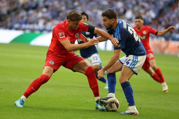 Tom Zimmerschied (SV 07 Elversberg) und Adil Aouchiche (FC Schalke 04) beim Spiel der 1. Bundesliga (Saison 2026 27) FC Schalke 04 - SV Elversberg - Copyright: Thomas Pakusch