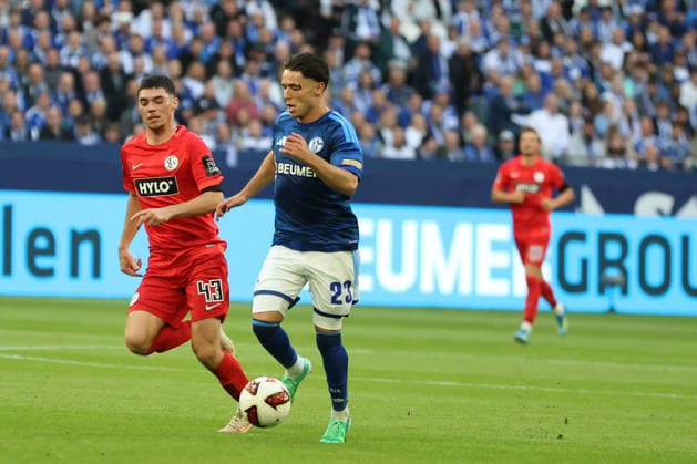 Felix Keidel (SV 07 Elversberg) und Soufiane El-Faouzi (FC Schalke 04) beim Spiel der 1. Bundesliga (Saison 2026 27) FC Schalke 04 - SV Elversberg - Copyright: Thomas Pakusch