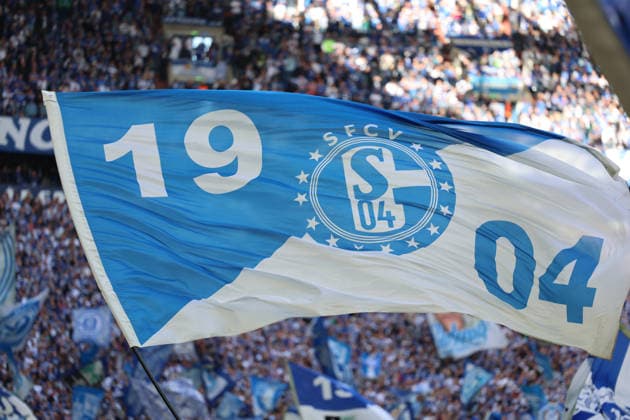 Gelsenkirchen, Deutschland 20. September 2026: 1. BL - 2026 2027 - Sp. 4 - FC Schalke 04 gegen SV Elversberg Im Bild: Fahne von S04 mit Logo vor der Nordkurve DFB DFL regulations prohibit any use of photographs as image sequences and or quasi-video Veltins Arena Nordrhein Westfalen Copyright: xFotostandx xFWMEDIAx