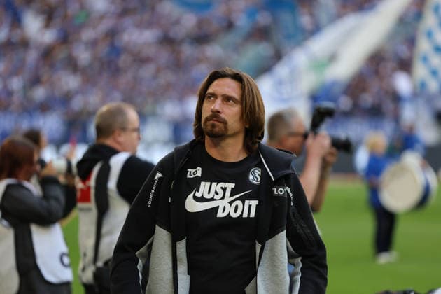 Gelsenkirchen, Deutschland 20. September 2026: 1. BL - 2026 2027 - Sp. 4 - FC Schalke 04 gegen SV Elversberg Im Bild: Trainer Vincent Wagner (SV) nachdenklich auf dem Spielfeld. DFB DFL regulations prohibit any use of photographs as image sequences and or quasi-video Veltins Arena Nordrhein Westfalen Copyright: xFotostandx xFWMEDIAx