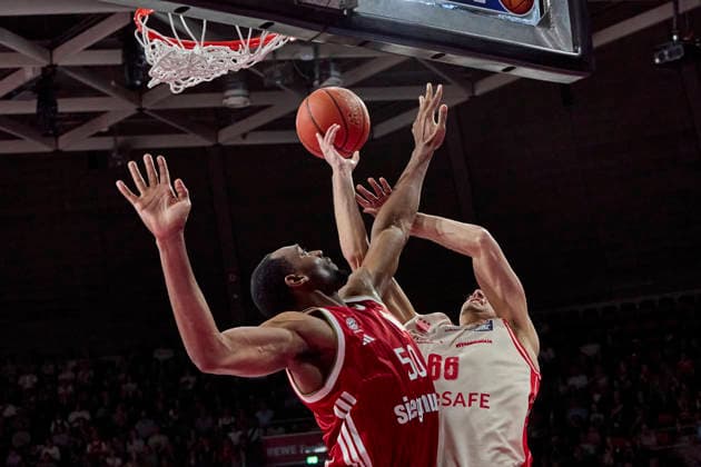 Deutsche Basketball Bundesliga (BBL), FC Bayern München Basketball vs BMA365 BAMBERG BASKETS, München FC Bayern Basketball, Bamberg Baskets MBA365, 2026-09-20 in München (BMW Park) HOCHSTADTER Yuval (BMA365 Bamberg BASKETS Small Forward (SF) Nr66-BAM66), WILEY Austin (FC Bayern Basketball Center (C) Nr50-FCBB50)0920 sportworld München BMW Park Bayern Deutschland