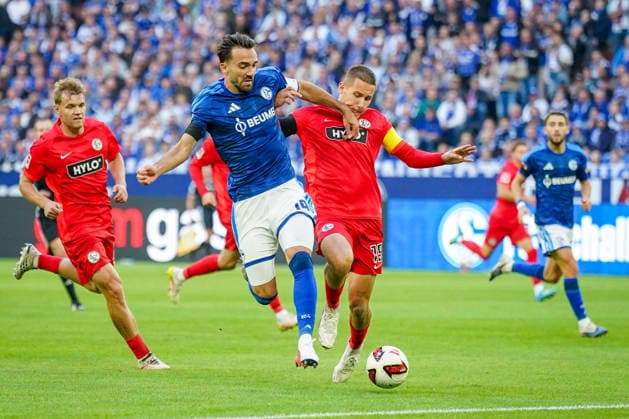 Deutschland: Fussball Bundesliga 2026 - 2027, 4. Spieltag - FC Schalke 04 vs SV Elversberg - Veltins-Arena (Gelsenkirchen): Kenan Karaman (FC Schalke 04, 19) und Lukas Pinckert (SV Elversberg, 19) im Zweikampf, Mimik, Gesichtsausdruck, Emotion Copyright: xJOERANxSTEINSIEKx
