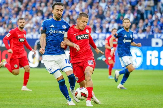 Deutschland: Fussball Bundesliga 2026 - 2027, 4. Spieltag - FC Schalke 04 vs SV Elversberg - Veltins-Arena (Gelsenkirchen): Kenan Karaman (FC Schalke 04, 19) und Lukas Pinckert (SV Elversberg, 19) im Zweikampf, Mimik, Gesichtsausdruck, Emotion Copyright: xJOERANxSTEINSIEKx