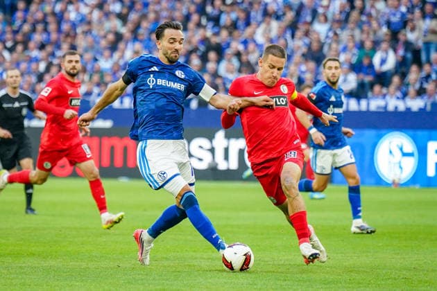Deutschland: Fussball Bundesliga 2026 - 2027, 4. Spieltag - FC Schalke 04 vs SV Elversberg - Veltins-Arena (Gelsenkirchen): Kenan Karaman (FC Schalke 04, 19) und Lukas Pinckert (SV Elversberg, 19) im Zweikampf, Mimik, Gesichtsausdruck, Emotion Copyright: xJOERANxSTEINSIEKx