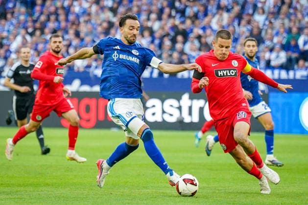 Deutschland: Fussball Bundesliga 2026 - 2027, 4. Spieltag - FC Schalke 04 vs SV Elversberg - Veltins-Arena (Gelsenkirchen): Kenan Karaman (FC Schalke 04, 19) und Lukas Pinckert (SV Elversberg, 19) im Zweikampf, Mimik, Gesichtsausdruck, Emotion Copyright: xJOERANxSTEINSIEKx