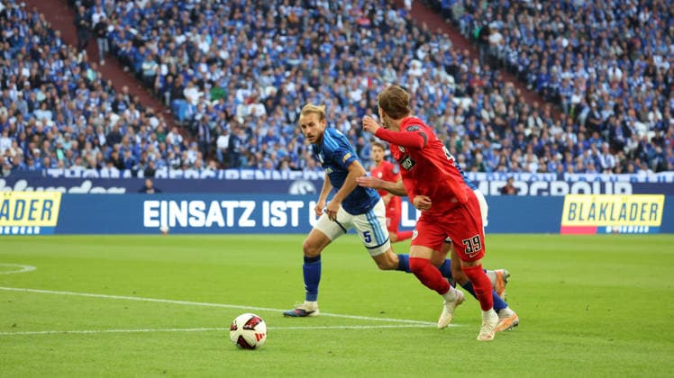 20.09.2026, xrekx, Fussball 1.Bundesliga, FC Schalke 04 - SV Elversberg v.l. Timo Becker (FC Schalke 04) Cole Campbell (SV 07 Elversberg) (DFL DFB REGULATIONS PROHIBIT ANY USE OF PHOTOGRAPHS as IMAGE SEQUENCES and or QUASI-VIDEO) Gelsenkirchen