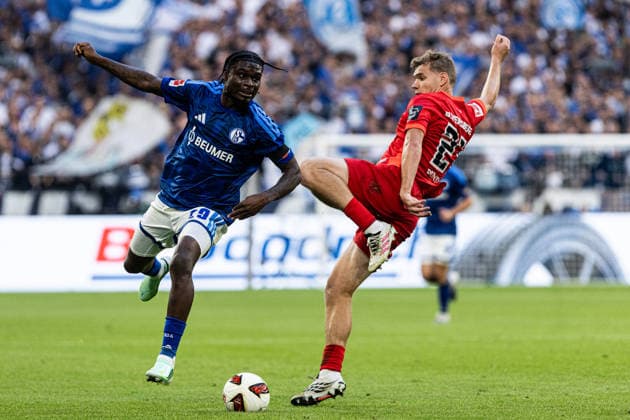 1. Bundesliga: FC Schalke 04 - SV Elversberg; 20.09.2026 Kenan Karaman (FC Schalke 04, 19), Lasse Günther (SV Elversberg, 21) 1. Fußball Bundesliga 4.Spieltag: FC Schalke 04 - SV Elversberg; Veltins Arena, Gelsenkirchen; 20.09.2026 DFL regulations prohibit any use of photographs as image sequences and or quasi video. Copyright: xBEAUTIFULxSPORTS Buriakovx