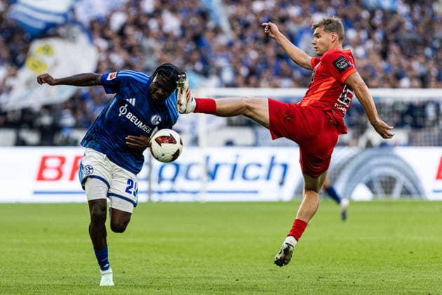 1. Bundesliga: FC Schalke 04 - SV Elversberg; 20.09.2026 Kenan Karaman (FC Schalke 04, 19), Lasse Günther (SV Elversberg, 21) 1. Fußball Bundesliga 4.Spieltag: FC Schalke 04 - SV Elversberg; Veltins Arena, Gelsenkirchen; 20.09.2026 DFL regulations prohibit any use of photographs as image sequences and or quasi video. Copyright: xBEAUTIFULxSPORTS Buriakovx