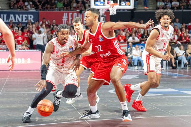 Jordan Wright 3 (BMA365 Bamberg Baskets), Johannes Thiemann 32 (FC Bayern Basketball), FC Bayern Basketball - BMA365 Bamberg Baskets, BBL, 1. Spieltag, 20.09.2026 Muenchen Bayern Deutschland