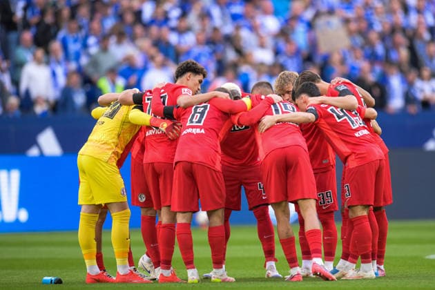 Fußball, 1. Bundesliga, 20260920, FC Schalke 04 - SC 07 Elversberg. Im Bild Elversberg schwört sich ein. Gelsenkirchen Veltins-Arena Nordrhein-Westfalen Deutschland Copyright: Passion2Press MarkusxFischerx