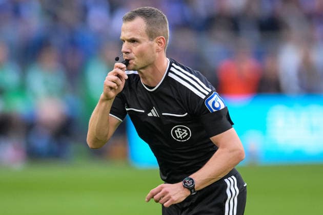 Fußball, 1. Bundesliga, 20260920, FC Schalke 04 - SC 07 Elversberg. Im Bild Schiedsrichter Robin BRAUN. Gelsenkirchen Veltins-Arena Nordrhein-Westfalen Deutschland Copyright: Passion2Press MarkusxFischerx