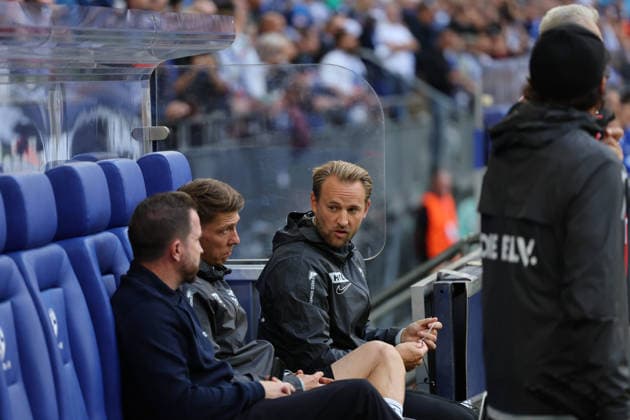 Gelsenkirchen, Deutschland 20. September 2026: 1. BL - 2026 2027 - Sp. 4 - FC Schalke 04 gegen SV Elversberg Im Bild: rechts Elversbergs Co- Trainer Pascal Bieler im Gespräch mit dem Funktionsteam DFB DFL regulations prohibit any use of photographs as image sequences and or quasi-video Veltins Arena Nordrhein Westfalen Copyright: xFotostandx xFWMEDIAx