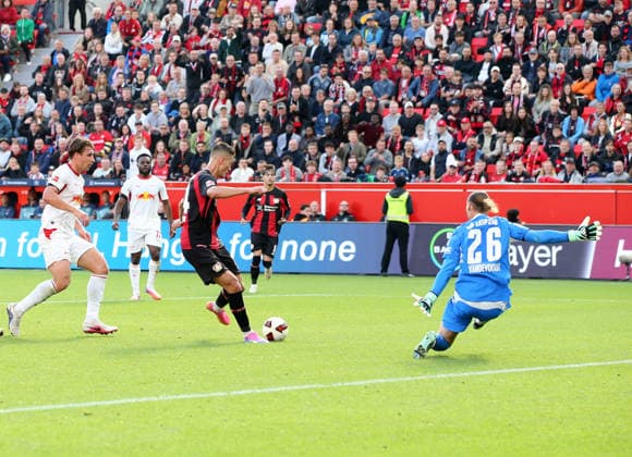20.09.2026; Fussball; GER; Saison 2026 2027 ; 1.Bundesliga; 4.Spieltag. : Bayer 04 Leverkusen --- RB Leipzig : Patrik Schick (14 B04) verzieht, Torwart Maarten Vandevoordt (26 RBL) kann klären. DFL REGULATIONS PROHIBIT ANY USE OF PHOTOGRAPHS AS IMAGE SEQENCES AND OR QUASI-VIDEO. 1.Fussball-Bundesliga : 20.09.2026 Fussball; GER; Saison 2026 2027 ; 1.Bundesliga; 4. Spieltag. Bayer 04 Leverkusen--RB Leipzig :