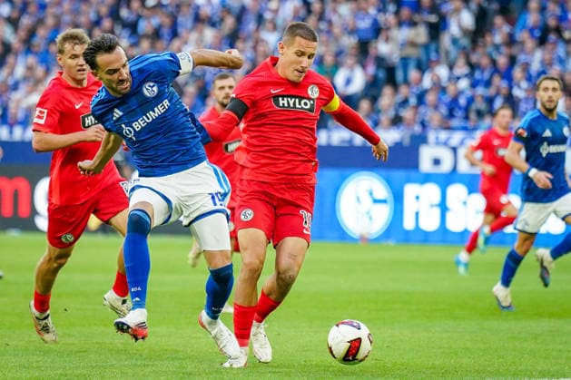 Deutschland: Fussball Bundesliga 2026 - 2027, 4. Spieltag - FC Schalke 04 vs SV Elversberg - Veltins-Arena (Gelsenkirchen): Kenan Karaman (FC Schalke 04, 19) und Lukas Pinckert (SV Elversberg, 19) im Zweikampf, Mimik, Gesichtsausdruck, Emotion Copyright: xJOERANxSTEINSIEKx