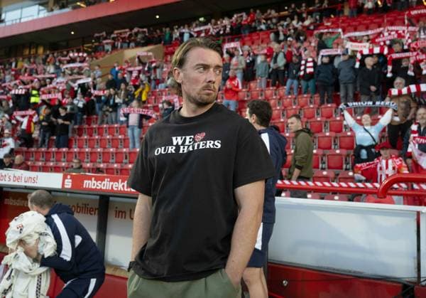 Fußball, Frauen, Saison 2026 2027, Google Pixel Frauen-Bundesliga (5. Spieltag), 1. FC Union Berlin - RB Leipzig, Trainer Jonas Stephan (RB Leipzig) mit T-Shirt We love our haters, 20.09.2026, Copyright: xMatthiasxKochx
