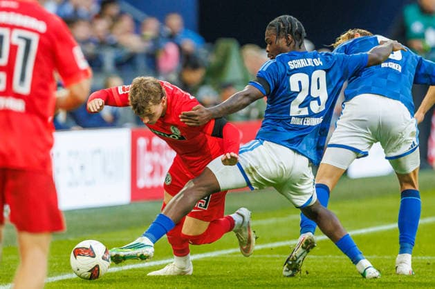 Wiliam Cole Campbell (SV 07 Elversberg) und Eric Junior Dina Ebimbe (FC Schalke 04) im Zweikampf waehrend des spiels der 1. Bundesliga zwischen FC Schalke 04 und SV Elversberg, Veltins-Arena am 20. September 2026 in Gelsenkirchen, Deutschland. (Foto von Mario Hommes DeFodi Images) +++ Wiliam Cole Campbell (SV 07 Elversberg) und Eric Junior Dina Ebimbe (FC Schalke 04) battle for the ball during the Bundesliga match between FC Schalke 04 and SV Elversberg at Veltins-Arena on September 20, 2026 in Gelsenkirchen, Germany. (Photo by Mario Hommes DeFodi Images) DFB DFL REGULATIONS PROHIBIT ANY USE OF PHOTOGRAPHS AS IMAGE SEQUENCES AND OR QUASI-VIDEO. (Photo by Mario Hommes DeFodi Images) -