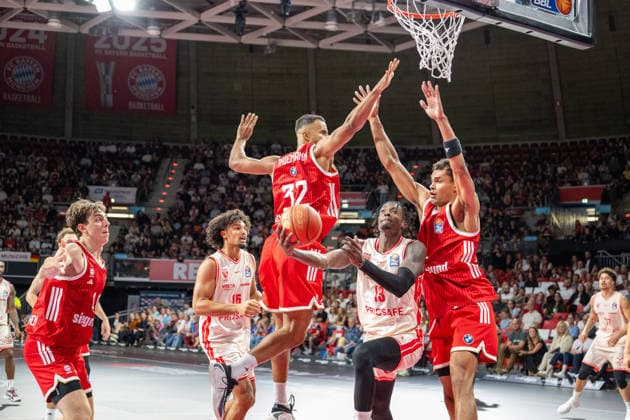 Johannes Thiemann 32 (FC Bayern Basketball), Trevon Scott 13 (BMA365 Bamberg Baskets), Oscar da Silva 1 (FC Bayern Basketball), FC Bayern Basketball - BMA365 Bamberg Baskets, BBL, 1. Spieltag, 20.09.2026 Muenchen Bayern Deutschland