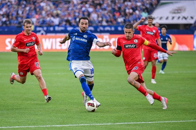 20.09.2026, Fussball, Saison 2026 2027, Bundesliga, FC Schalke 04 - SV Elversberg, Kenan Karaman (FC Schalke 04), Lukas Pinckert (SV Elversberg) xRHR-FOTO YYx Copyright: KROEGER RHR-FOTOx RHR-FOTO YY