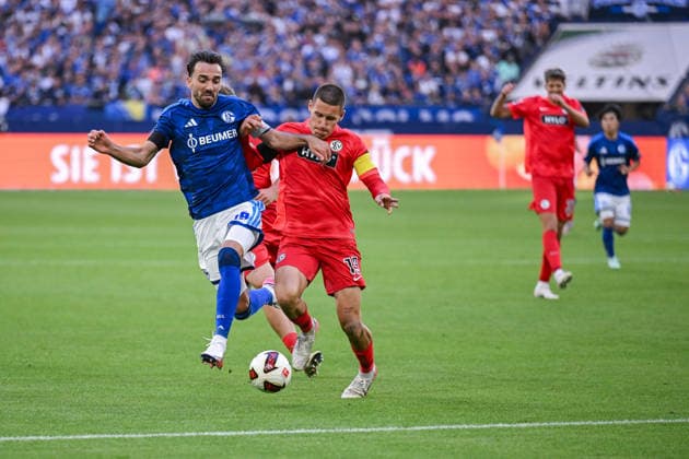 20.09.2026, Fussball, Saison 2026 2027, Bundesliga, FC Schalke 04 - SV Elversberg, Kenan Karaman (FC Schalke 04), Lukas Pinckert (SV Elversberg) xRHR-FOTO YYx Copyright: KROEGER RHR-FOTOx RHR-FOTO YY