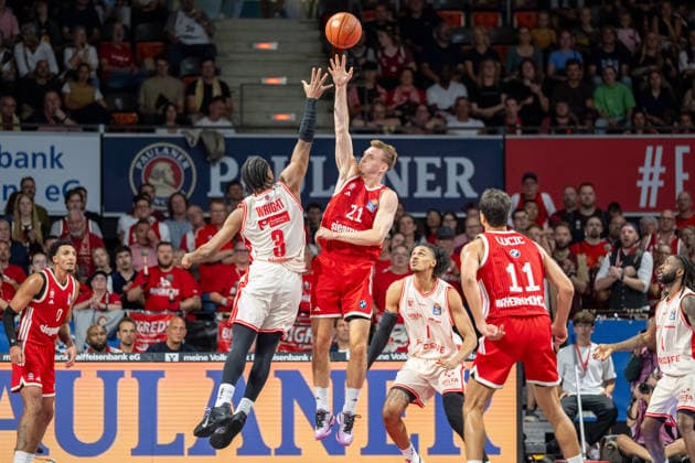 Jordan Wright 3 (BMA365 Bamberg Baskets), Justus Hollatz 21 (FC Bayern Basketball), FC Bayern Basketball - BMA365 Bamberg Baskets, BBL, 1. Spieltag, 20.09.2026 Muenchen Bayern Deutschland
