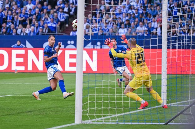 20.09.2026, Fussball, Saison 2026 2027, Bundesliga, FC Schalke 04 - SV Elversberg, Torchance Nikola Katic (FC Schalke 04), Nicolas Kristof (SV Elversberg) xRHR-FOTO YYx Copyright: KROEGER RHR-FOTOx RHR-FOTO YY