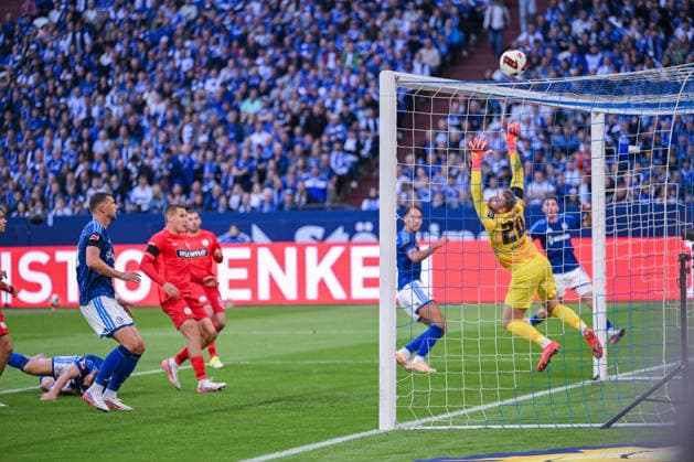 20.09.2026, Fussball, Saison 2026 2027, Bundesliga, FC Schalke 04 - SV Elversberg, Torchance Nikola Katic (FC Schalke 04), Nicolas Kristof (SV Elversberg) xRHR-FOTO YYx Copyright: KROEGER RHR-FOTOx RHR-FOTO YY