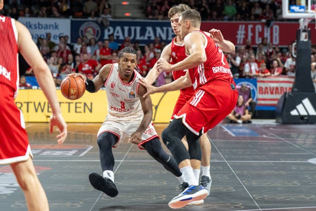 Jordan Wright 3 (BMA365 Bamberg Baskets), Johannes Voigtmann 7 (FC Bayern Basketball), FC Bayern Basketball - BMA365 Bamberg Baskets, BBL, 1. Spieltag, 20.09.2026 Muenchen Bayern Deutschland