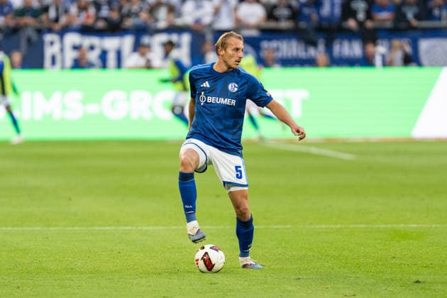 20.09.2026, GER, 1. Bundesliga, 4. Spieltag, FC Schalke 04 vs SV Elversberg Timo Becker (FC Schalke 04, 5) Einzelaktion; Ganzkörper Ganzkoerper ; Ball am Fuss; Gelsenkirchen VELTINS-Arena Gelsenkirchen Deutschland Copyright: xnordphotoxGmbHx xChristianxSchulzex