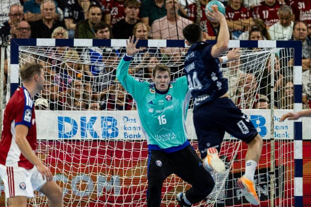 Opel HBL: SG Flensburg-Handewitt vs Handball Club Hamburg; 20.09.26 Robin Haug (Nr.16, Handball Club Hamburg) gegen Aymeric Minne (Nr.44, SG Flensburg-Handewitt) Opel HBL: SG Flensburg-Handewitt vs Handball Club Hamburg, GGW Arena am 20.09.26 Copyright: xBEAUTIFULxSPORTS MarioxM.xKobergx
