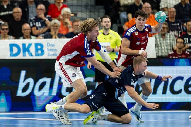 Opel HBL: SG Flensburg-Handewitt vs Handball Club Hamburg; 20.09.26 Abwehraktion von Elias Kofler (Nr.06, Handball Club Hamburg) und Martin Hovde (Nr.81, Handball Club Hamburg) gegen Emil Bergholt (Nr.14, SG Flensburg-Handewitt) Opel HBL: SG Flensburg-Handewitt vs Handball Club Hamburg, GGW Arena am 20.09.26 Copyright: xBEAUTIFULxSPORTS MarioxM.xKobergx