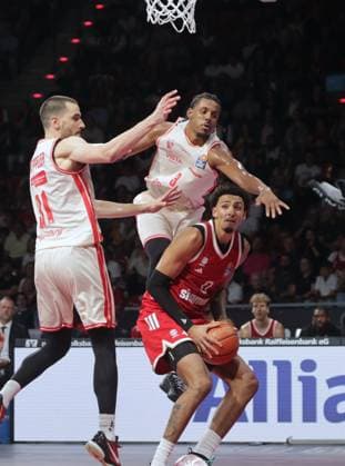 Bambergs 31 KEPPELER und Bambergs 3 WRIGHT ueber Bayerns 0 Miles NORRIS. Basketball, Bundesliga, Bayern Muenchen - Bamberg Baskets, am 20.09.2026 in Muenchen, Deutschland. Quelle Copyright Credit : Oryk HAIST
