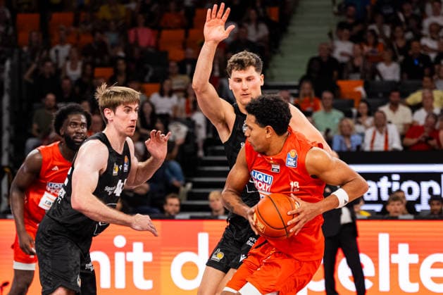 easyCredit BBL: Ratiopharm Ulm vs. MHP RIESEN Ludwigsburg ; 20.09.2026 Ulm, GERMANY - 20. September 2026: Michael Rataj (ratiopharm Ulm, 12) im Zweikampf mit Patrick Cartier (MHP RIESEN Ludwigsburg, 12) und Tommy Rutherford (MHP RIESEN Ludwigsburg, 42) während dem Spiel zwischen der Ratiopharm Ulm und den MHP RIESEN Ludwigsburg am 1. Spieltag der easyCredit BBL in der ratiopharm Arena Ulm. Copyright: xBEAUTIFULxSPORTS Steinx