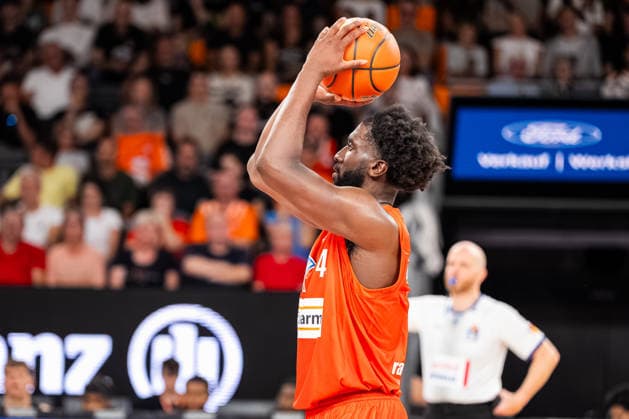 easyCredit BBL: Ratiopharm Ulm vs. MHP RIESEN Ludwigsburg ; 20.09.2026 Ulm, GERMANY - 20. September 2026: Oluwasimisola Shittu (ratiopharm Ulm, 45) beim Freiwurf während dem Spiel zwischen der Ratiopharm Ulm und den MHP RIESEN Ludwigsburg am 1. Spieltag der easyCredit BBL in der ratiopharm Arena Ulm. Copyright: xBEAUTIFULxSPORTS Steinx