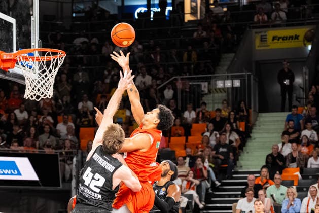easyCredit BBL: Ratiopharm Ulm vs. MHP RIESEN Ludwigsburg ; 20.09.2026 Ulm, GERMANY - 20. September 2026: Michael Rataj (ratiopharm Ulm, 12) beim Abschluss gegen Tommy Rutherford (MHP RIESEN Ludwigsburg, 42) während dem Spiel zwischen der Ratiopharm Ulm und den MHP RIESEN Ludwigsburg am 1. Spieltag der easyCredit BBL in der ratiopharm Arena Ulm. Copyright: xBEAUTIFULxSPORTS Steinx