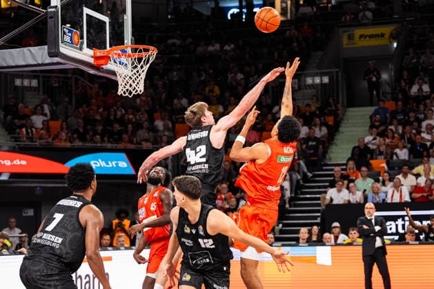 easyCredit BBL: Ratiopharm Ulm vs. MHP RIESEN Ludwigsburg ; 20.09.2026 Ulm, GERMANY - 20. September 2026: Tommy Rutherford (MHP RIESEN Ludwigsburg, 42) verteidigt gegen Michael Rataj (ratiopharm Ulm, 12) während dem Spiel zwischen der Ratiopharm Ulm und den MHP RIESEN Ludwigsburg am 1. Spieltag der easyCredit BBL in der ratiopharm Arena Ulm. Copyright: xBEAUTIFULxSPORTS Steinx