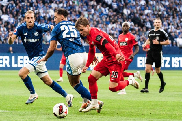Deutschland: 1. Bundesliga 2026 2027, 4. Spieltag - FC Schalke 04 vs. SV Elvsersberg- 20.09.2026 - Veltins-Arena (Gelsenkirchen, Nordrhein-Westfalen) Cole Campbell (Elversberg, 39) Nikola Katic (Schalke 04, 25) Copyright: xCelinaxLeiersx
