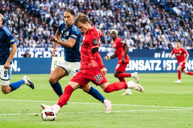 Deutschland: 1. Bundesliga 2026 2027, 4. Spieltag - FC Schalke 04 vs. SV Elvsersberg- 20.09.2026 - Veltins-Arena (Gelsenkirchen, Nordrhein-Westfalen) Cole Campbell (Elversberg, 39) Nikola Katic (Schalke 04, 25) Copyright: xCelinaxLeiersx